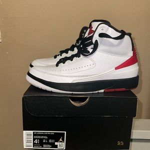 Boys grade school Jordan 2 retro size 4.5